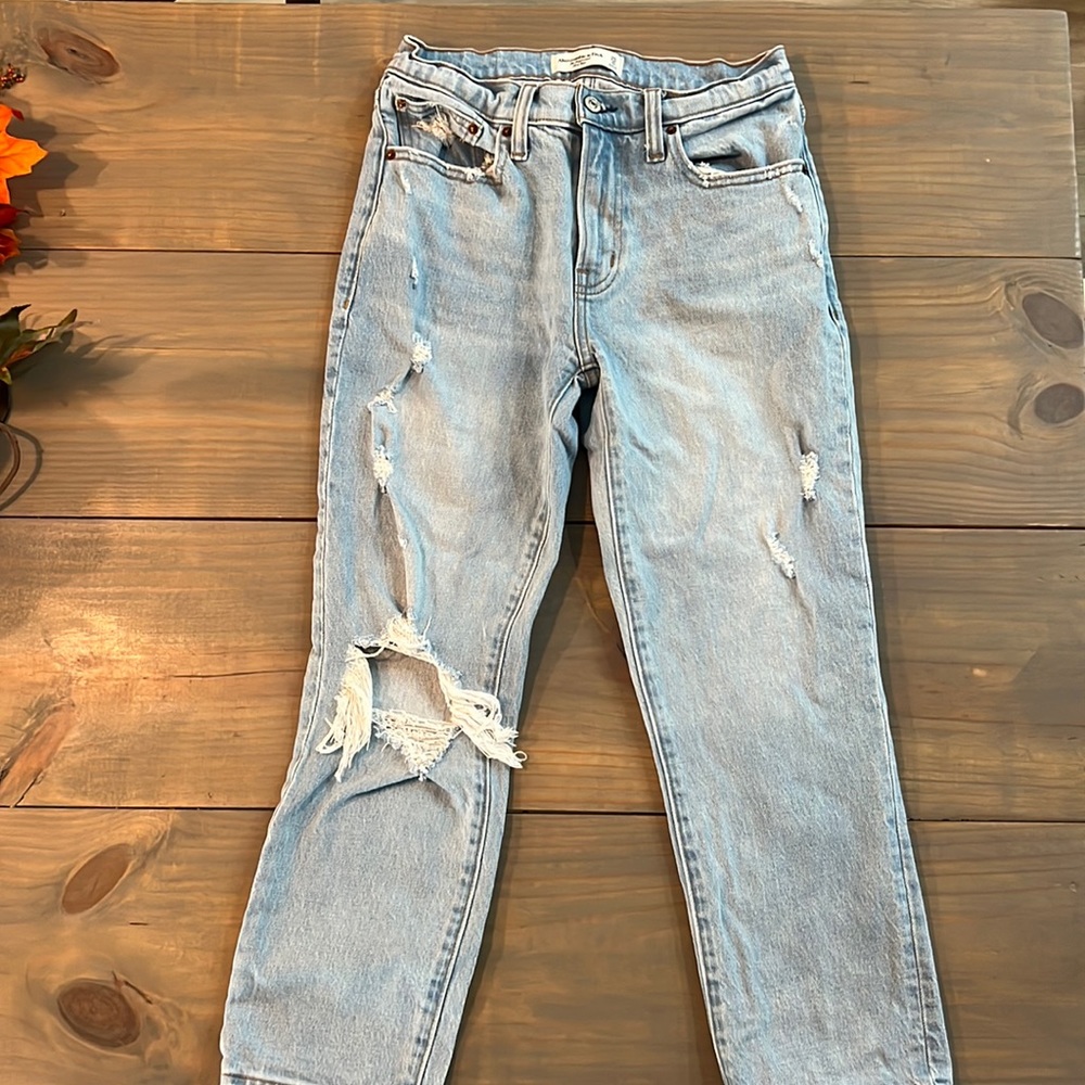 Great condition Abercrombie & Fitch Boyfriend mid Rise distressed jeans